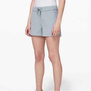 Lululemon On The Fly Shorts - Cream